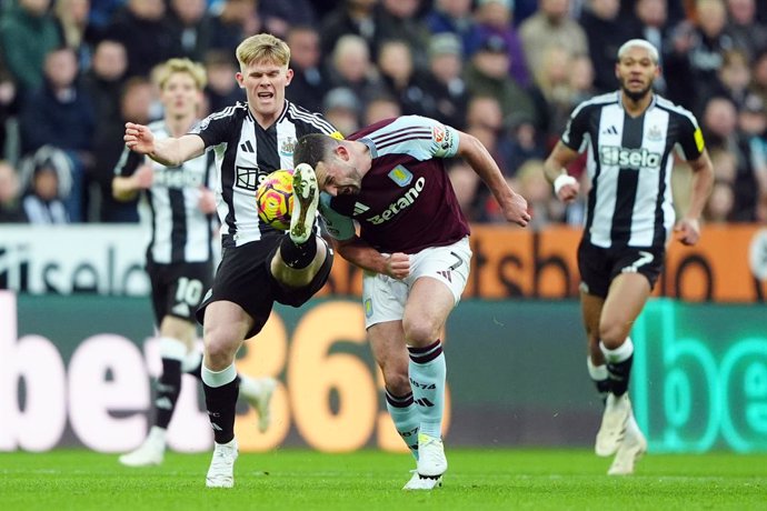 26 December 2024, United Kingdom, Newcastle Upon Tyne: Newcastle United's Lewis Hall (L) and Aston Villa's John McGinn battle for the ball during the English Premier League soccer match between Newcastle United and Aston Villa at St. James' Park. Photo: O