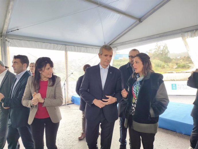 El presidente de la Xunta, Alfonso Rueda (c), junto a la conselleira María Martínez Allegue (i) y la alcaldesa de Tomiño, Sandra González (d), en el acto en el que se anunció la licitación de un nuevo tramo de la AG-42.