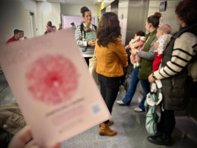 Un grupo de madres lactantes participan en la primera jornada de donación de leche materna en el Hospital Materno Infantil Princesa Leonor de Almería.