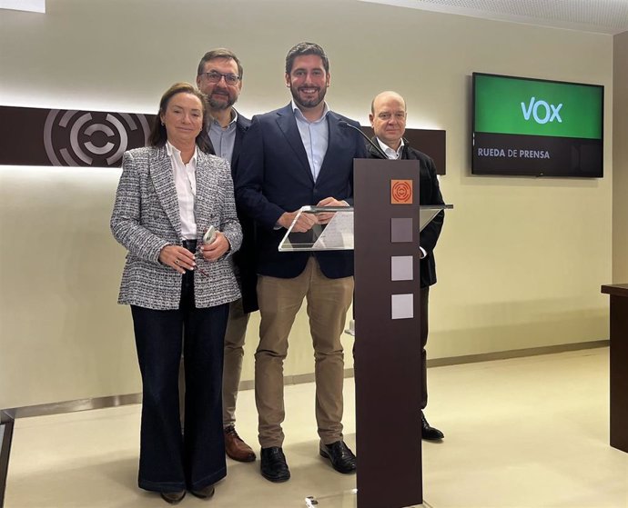 Los diputados de VOX Carmen Rouco, Fermín Civiac, Alejandro Nolasco y Santiago Morón en rueda de prensa.