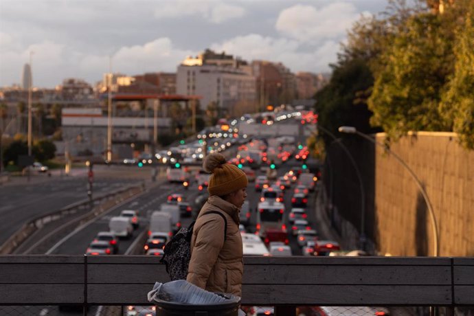 Tráfico de entrada a la ciudad de Barcelona por la Avenida de Meridiana, desde el Puente de Sarajevo, a 12 de diciembre de 2024, en Barcelona, Catalunya (España).