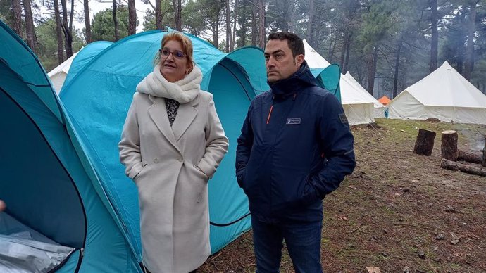 La alcaldesa de Cantalejo, Ana Rosa Zamarro, y el diputado de Turismo, Javier Figueredo, visitan el campamento de la concentración, antes de la llegada de los primeros motoristas.