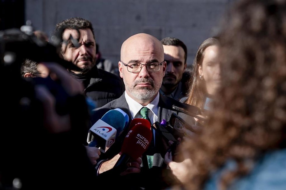 El delegado del Gobierno en a Comuidad de Madrid, Francisco Martín, atiende a los medios de comunicación tras el minuto de silencio, en la plaza de la Villa, a 31 de diciembre de 2024, en Madrid (España).