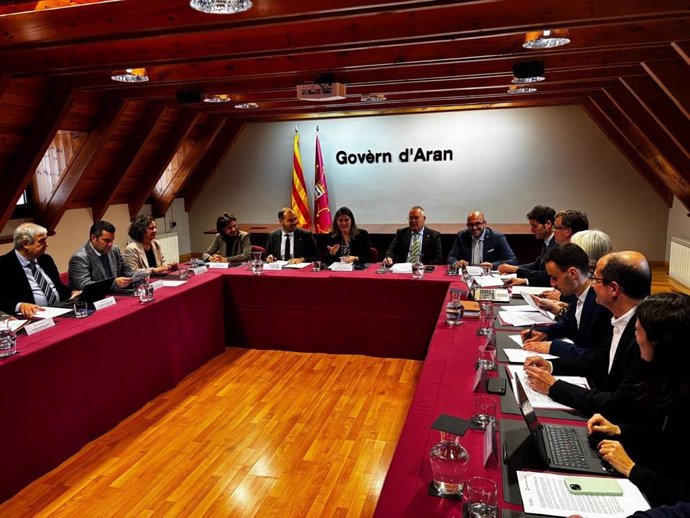 El conseller de Presidencia de la Generalitat, Albert Dalmau, y la síndica de Aran, Maria Vergés, presiden la comisión bilateral Generalitat-Conselh Generau d'Aran