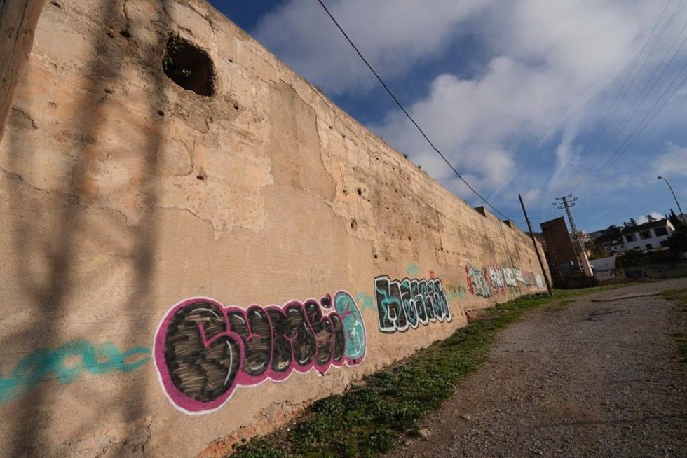 Pintadas en la muralla zirí de la Alberzana.