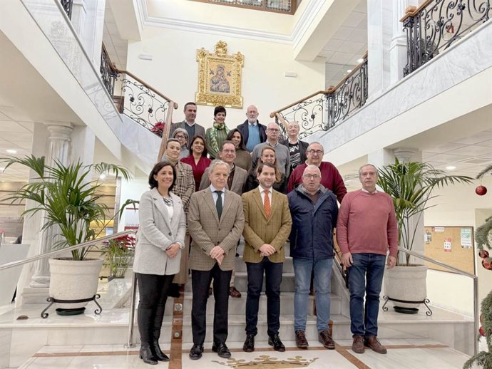 El presidente de la Diputación, Salvador Fuentes (abajo, segundo por la izda.), en su visita institucional a Cabra.