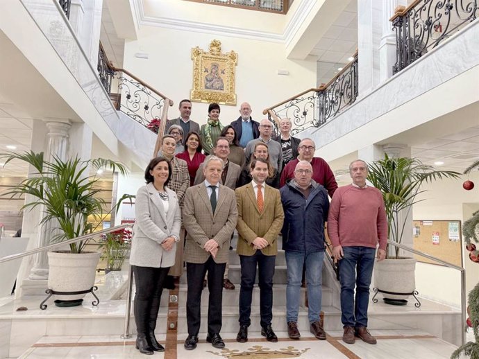 El presidente de la Diputación, Salvador Fuentes (abajo, segundo por la izda.), en su visita institucional a Cabra.