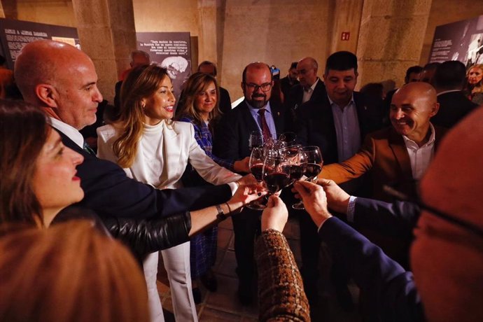 La alcaldesa de Zaragoza, Natalia Chueca, brinda con una copa de vino por la Capital Mundial de la Garnacha.