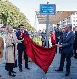 La consejera de Salud y Consumo, Rocío Hernández, ha asistido este jueves a la inauguración de la 'Glorieta Enfermería Sevillana' junto a alcalde de Sevilla, José Luis Sanz, y el presidente del Colegio Oficial de Enfermería Icoes), Víctor Bohórquez.