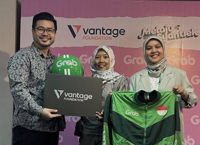 Steven Xie, Executive Director of Vantage Foundation, pictured with Rivana Mezaya, Director of Digital and Sustainability, Grab Indonesia, and a beneficiary of the Wiramudi Grab program during the Melaju Syantiek campaign event.