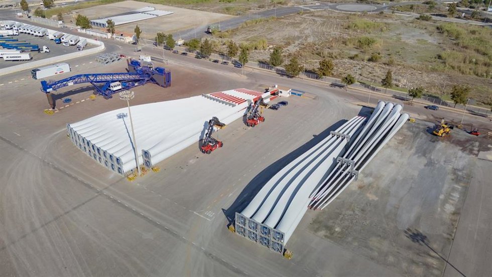 Archivo - Exportación de palas de aerogeneradores de Vestas de más de 80 metros