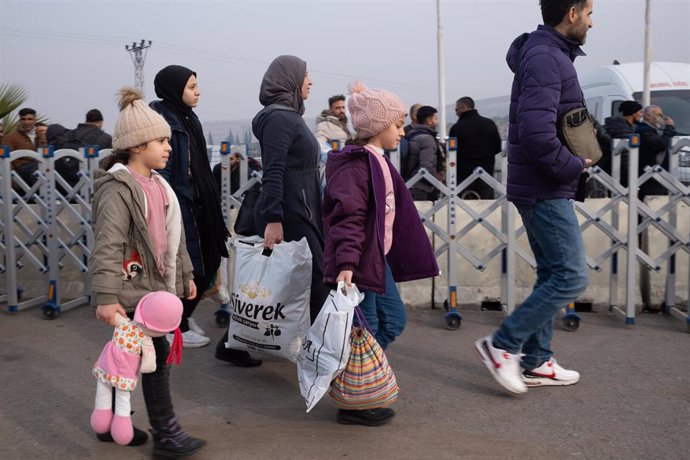 Refugiados sirios esperan en la frontera de Turquía para volver a Siria