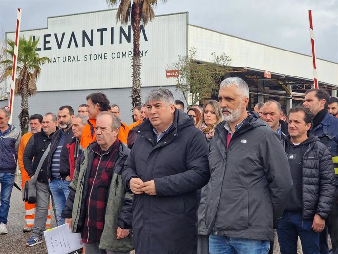 Trabajadores de Levantina en O Porriño.