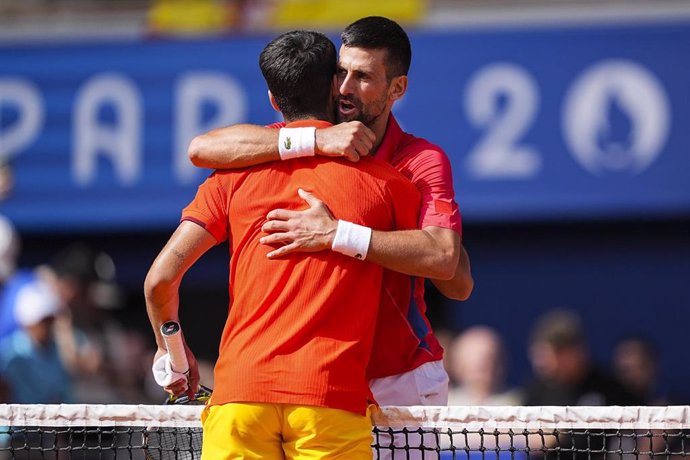 Archivo - Novak Djokovic abraza a Carlos Alcaraz tras la final de Paris 2024