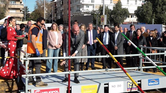 Comienza el montaje de la portada de la feria, que por primera vez se instala tras la navidad