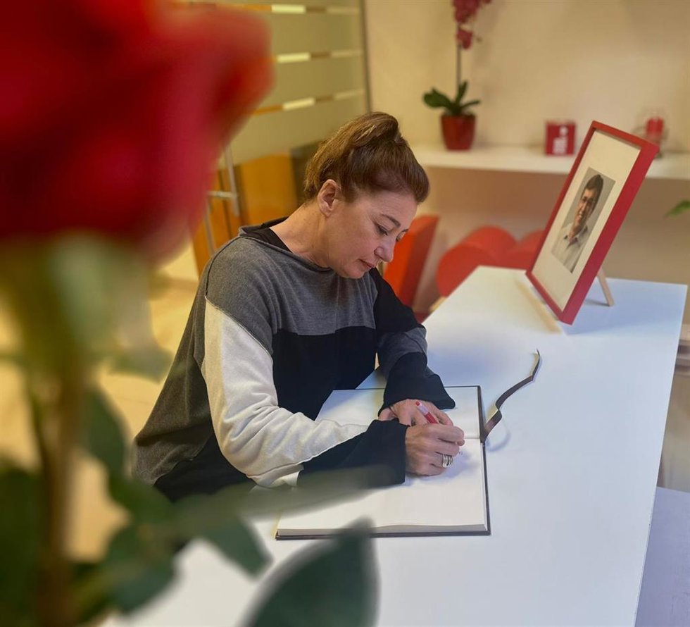 La presidenta del Congreso, Francina Armengol, firma en el libro de condolencias del PSIB en recuerdo del expresidente del Govern, Francesc Antich.