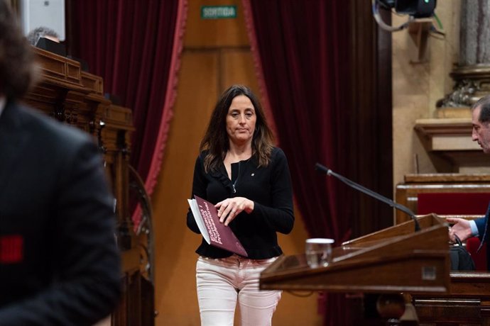 Imagen de archivo - La consellera de Educación y Formación Profesional, Esther Niubó, en el Parlament