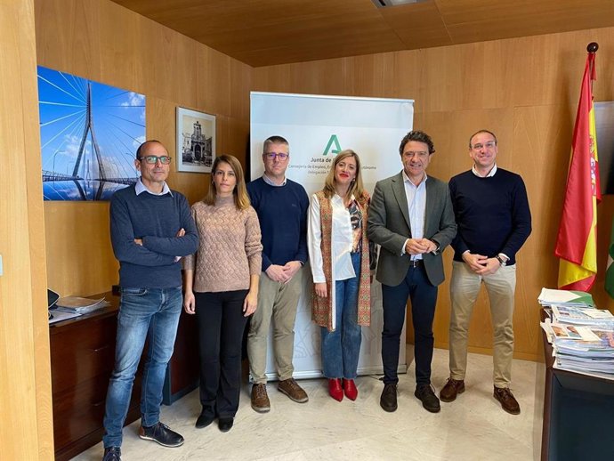 El delegado territorial de Empleo, Empresa y Trabajo Autónomo de la Junta en Cádiz, Daniel Sánchez Román, y el coordinador provincial de Cruz Roja, Javier Gil, junto a otros representantes en una reunión.