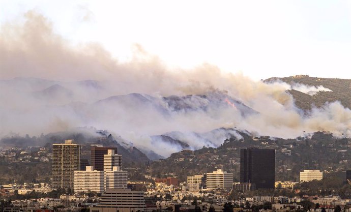 January 8, 2025, Los Angeles, California, USA: The Palisades Fire in Pacific Palisades as seen from the Baldwin Hills Scenic Overlook some 24 hours after the start of the fire.  According to the LAFD, the fire now encompasses more than 5,000 acres. Numero