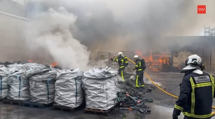 Nueve dotaciones de Bomberos extinguen el incendio de una nave de reciclado de cartuchos de tóner en Parla