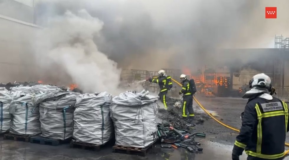 Nueve dotaciones de Bomberos extinguen el incendio de una nave de reciclado de cartuchos de tóner en Parla