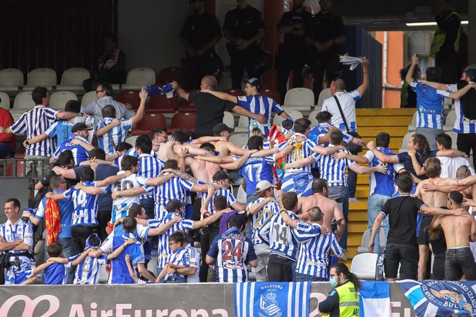 Archivo - Fans of Real Sociedad celebrates a goal during the Spanish League, La Liga Santander, football match played between Rayo Vallecano and Real Sociedad at Vallecas stadium on May 01, 2022, in Madrid, Spain.