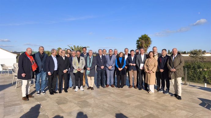 La delegada del Govern a la Comunitat Valenciana, Pilar Bernabé, es reuneix amb la Federació Empresarial d'Hostaleria