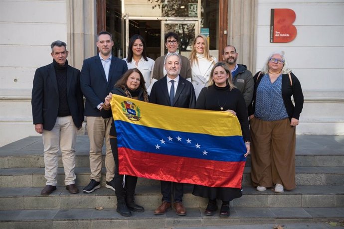 El alcalde de Barcelona Jaume Collboni junto a representantes de la comunidad venezolana en Barcelona