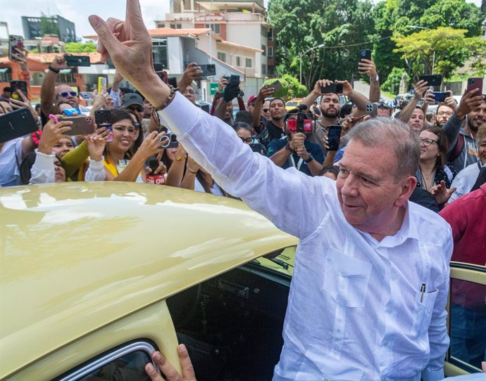 Archivo - July 28, 2024, Caracas, Miranda, Venezuela: Opposition candidate Edmundo Gonzalez Urrutia arriving at his polling station.