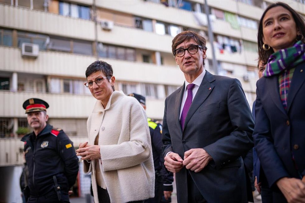 La alcaldesa de Sant Adri de Bess, Filo Cañete; el presidente de la Generalitat de Catalunya, Salvador Illa, y la consellera de Interior y Seguridad Pública, Núria Parlon, visitan el lugar del tiroteo de La Mina