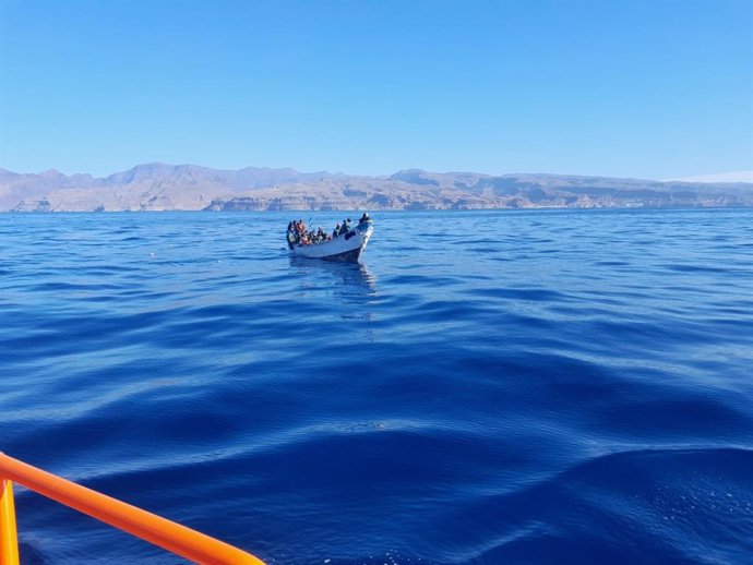 Cayuco remolcado por Salvamento Marítimo al puerto de Arguineguín, en Mogán (Gran Canaria)