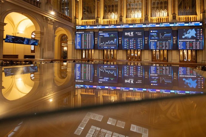 Paneles del Ibex, en el Palacio de la Bolsa de Madrid, a 9 de enero de 2024, en Madrid (España).