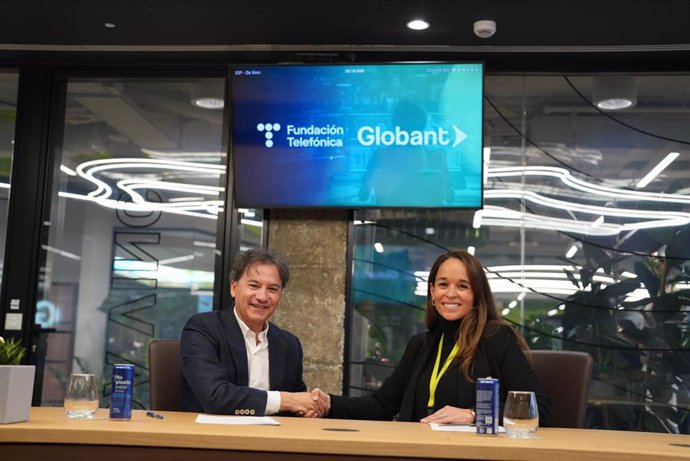 Archivo - Firma del acuerdo de colaboración entre la Fundación Telefónica y Globant para ofrecer formación tecnológica a estudiantes