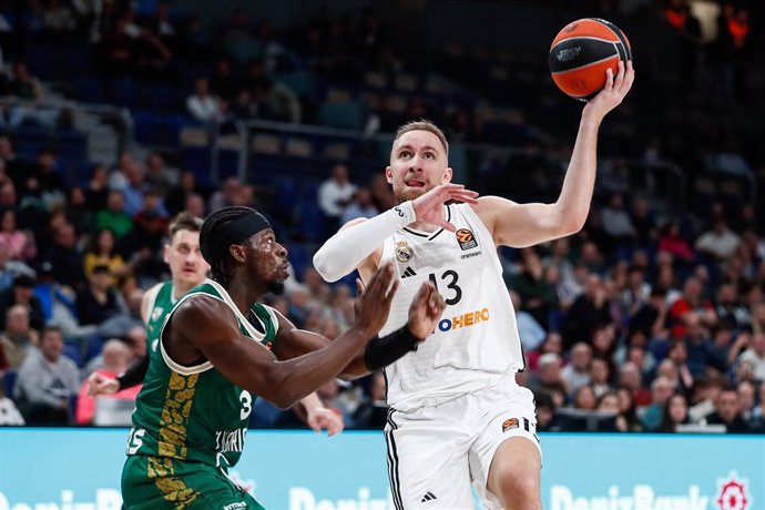 Dzanan Musa intenta una canasta ante Sylvain Francisco en el Real Madrid-Zalgiris de la Euroliga 24-25