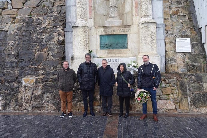 El Aquarium de San Sebastián homenajea con una ofrenda floral al marino Aita Mari y a la Escuela de Pesca