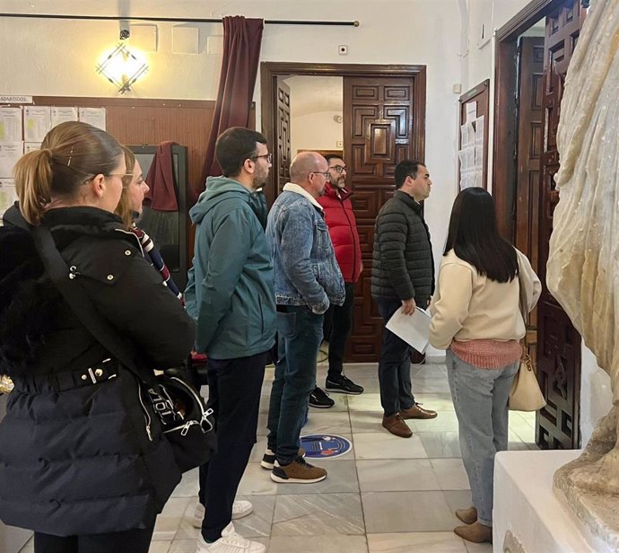 El grupo del PSOE en el Ayuntamiento de Medina registrando un escrito dirigido al alcalde para que se someta a una cuestión de confianza.