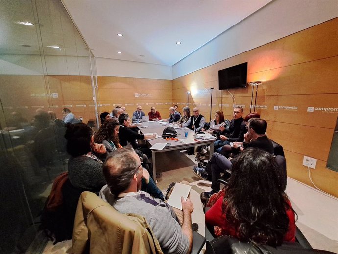 El portaveu d'Educació de Compromís, Gerard Fullana, es reunix amb representants de la comunitat educativa i d'entitats de defensa del valencià