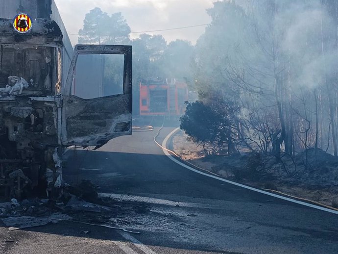 Sufoquen l'incendi d'un camió que afecta a zona forestal a la CV-425 al seu pas per Macastre