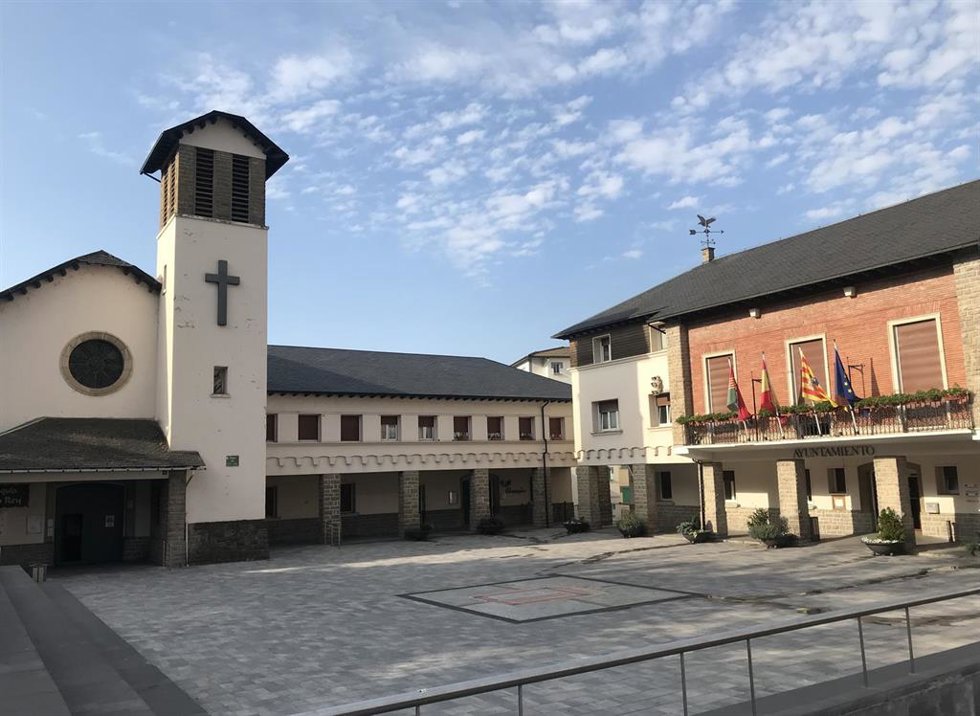 Archivo - Iglesia de Cristo Rey y Ayuntamiento de Sabiñánigo (Huesca)