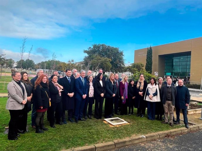 Autoridades en la colocación simbólica de la primera piedra del Museo de las Américas en Huelva.