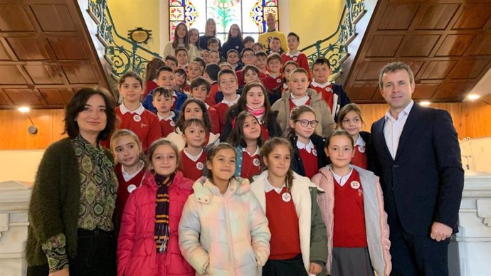 Estudiantes del centro educativo Santa María de los Apóstoles junto a responsables municipales.