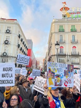 Miles de personas se concentran en la Puerta del Sol de Madrid en apoyo de Edmundo González y a favor de la democracia en Venezuela un día antes de la toma de posesión en Caracas.