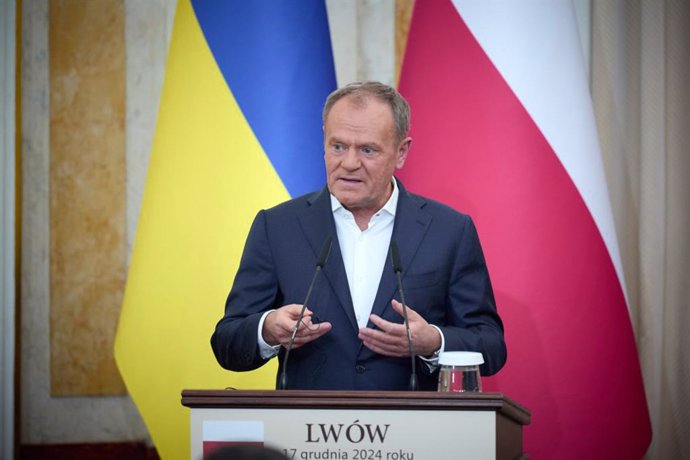 HANDOUT - 17 December 2024, Ukraine, Lviv: Poland's Prime Minister Donald Tusk holds a joint press conference with Ukrainian President Volodymyr Zelensky in Lviv. Photo: -/Ukraine Presidency/dpa - ATTENTION: editorial use only and only if the credit menti