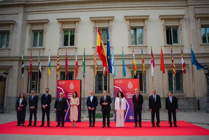 Archivo - Foto de familia de los asistentes a la entrega de los Premios 'Ponle freno', en el Senado, a 20 de abril de 2023, en Madrid (España). 