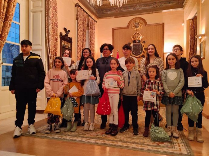 La concejala de Hacienda y Fondos Europeos del Ayuntamiento de Segovia, Rosalía Serrano, con los ganadores del concurso de dibujo 'Segovia ciudad europea'.