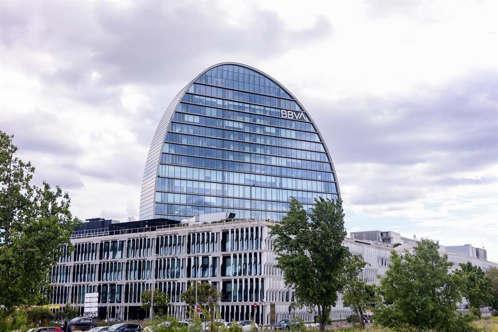 Archivo - Fachada de la sede de BBVA, a 26 de septiembre de 2024, en Madrid (España). BBVA abonará a sus accionistas el próximo 10 de octubre un dividendo a cuenta de los resultados de 2024 de 0,29 euros brutos por título, un 81% más que un año antes, s