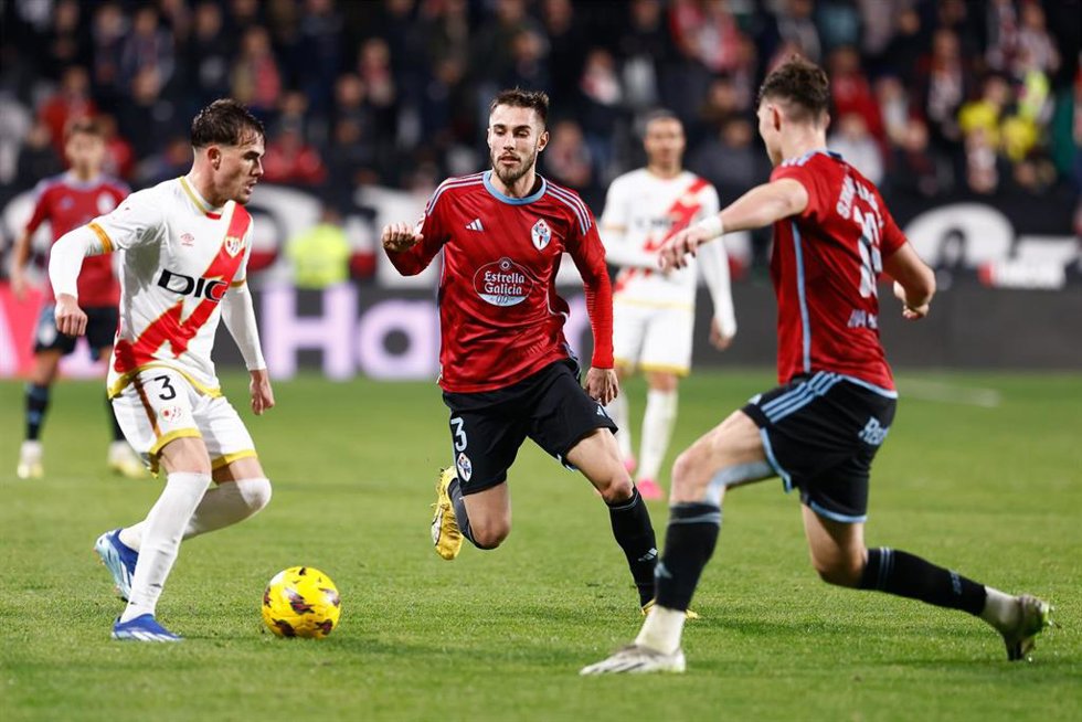Archivo - Pep Chavarria of Rayo Vallecano and Oscar Mingueza of Celta de Vigo in action during the spanish league, La Liga EA Sports, football match played between Rayo Vallecano v RC Celta de Vigo at Estadio de Vallecas on December 11, 2023, in Madrid,