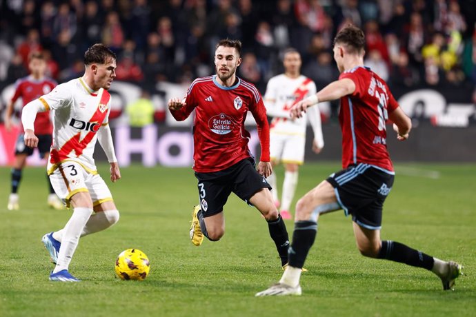 Archivo - Pep Chavarria of Rayo Vallecano and Oscar Mingueza of Celta de Vigo in action during the spanish league, La Liga EA Sports, football match played between Rayo Vallecano v RC Celta de Vigo at Estadio de Vallecas on December 11, 2023, in Madrid, S