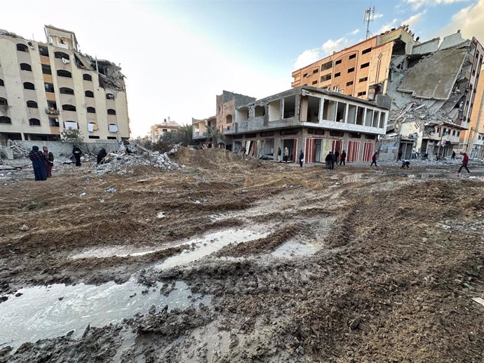 Archivo - November 29, 2024, Nuseirat, Gaza Strip, Palestinian Territory: Palestinians inspect the destruction of homes and streets after an Israeli military attack on the Nuseirat refugee camp, central Gaza Strip, amid the ongoing conflict between Israel