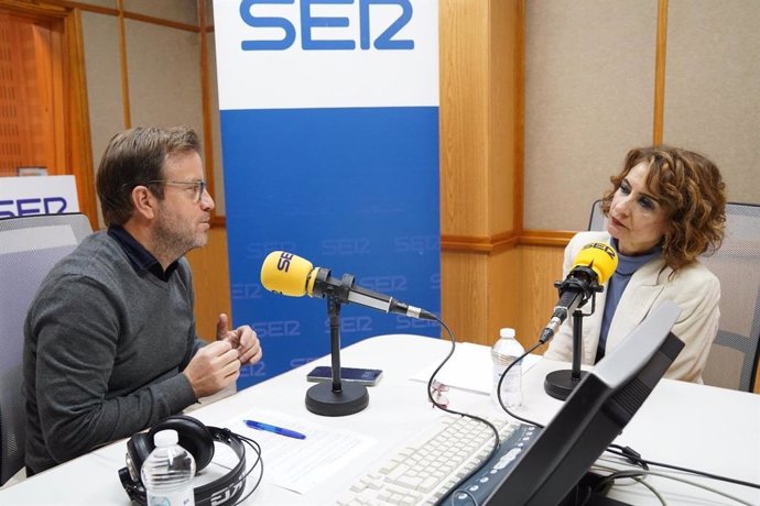 La vicepresidenta primera del Gobierno, María Jesús Montero, en una entrevista en la Cadena SER Andalucía.